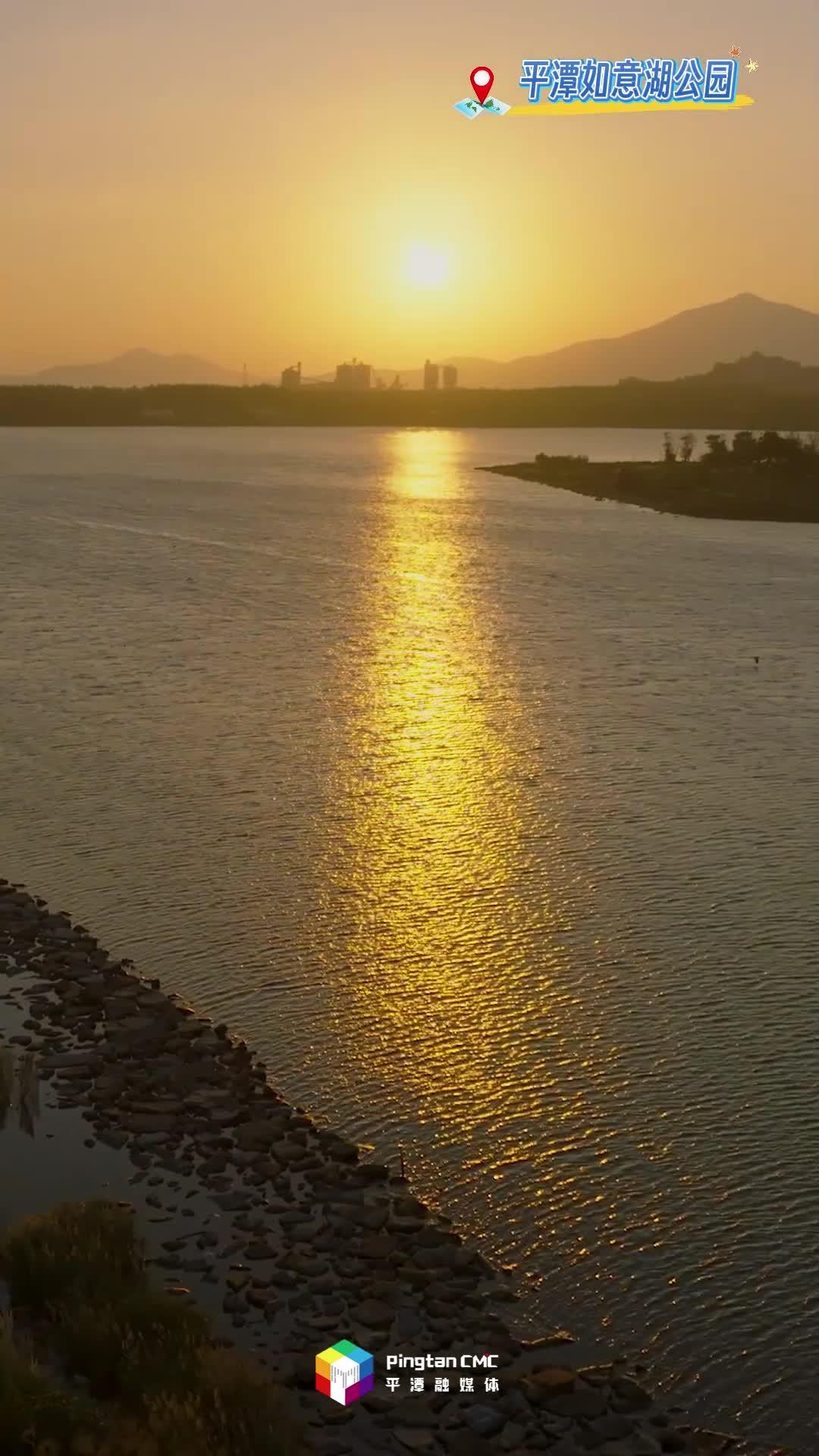 海浪與夕陽共舞，時間在橘色里慢放